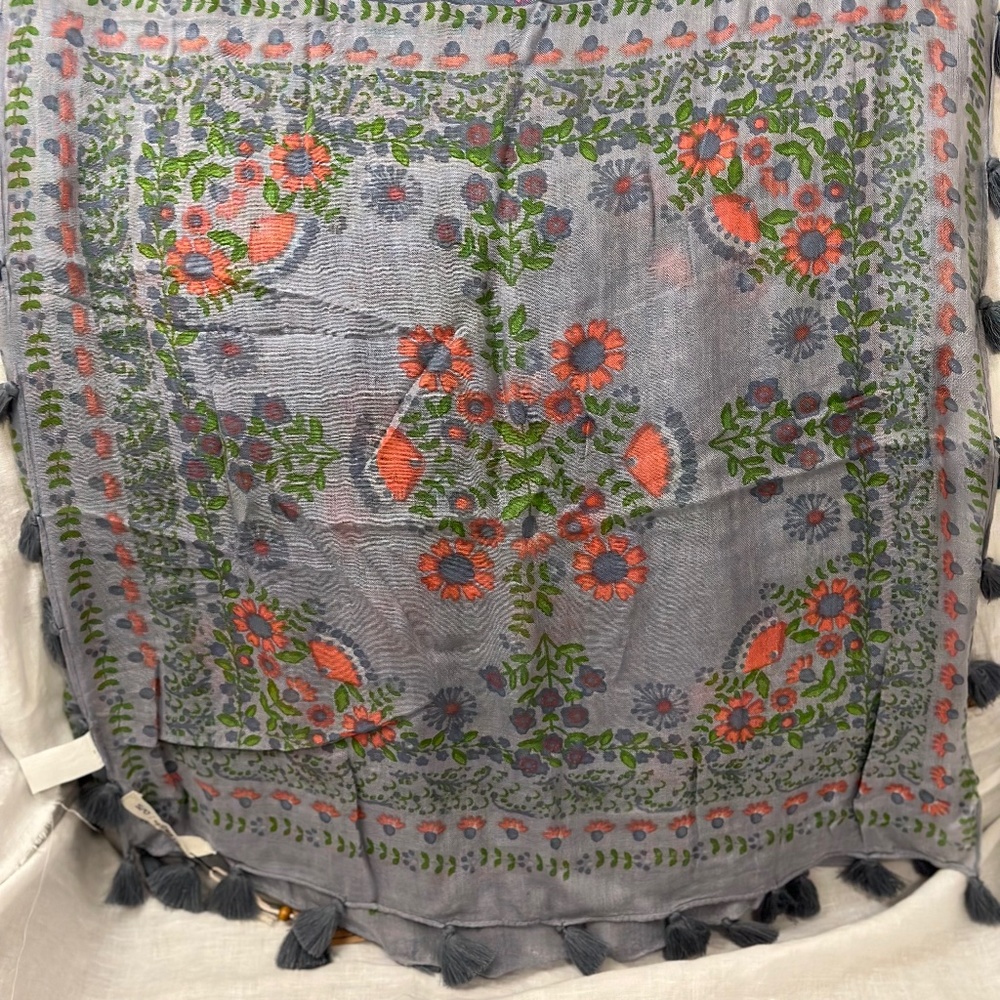 NWT the natural life Pom Pom cringy scarf